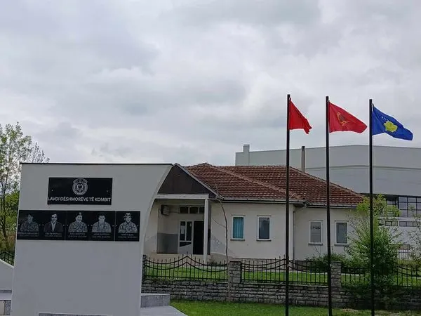 Vendosja e flamujve të ri 🇦🇱🇽🇰tek Lapidarët e Dëshmorëve në fshatin Greme dhe Gaçkë.