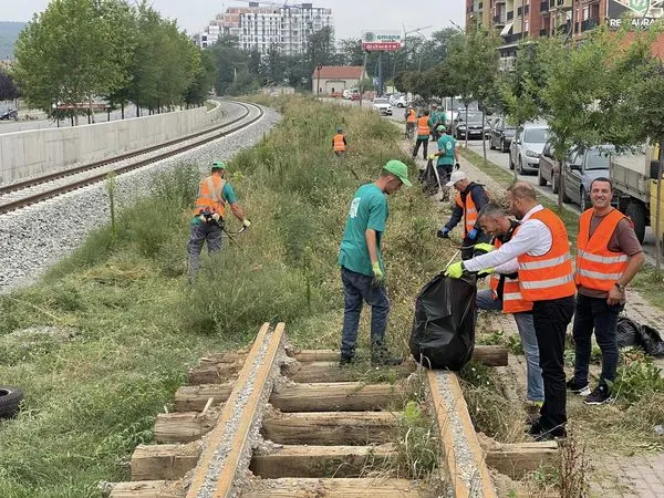 Momente nga angazhimi i kolegëve të Hapësirave të Gjelbërta të NPL "Ambienti" Ferizaj, të cilët për dy ditë me radhë ishin në aksion për pastrimin e pjesës së hekurudhës 🛤🚧.