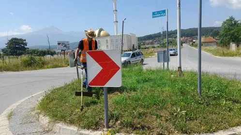 Kositja dhe pastrimi i barit,mirëmbajtja e hapësirës së gjelbërt, tek rrethrrotullimi  në fshatin Gaqkë. 🍀