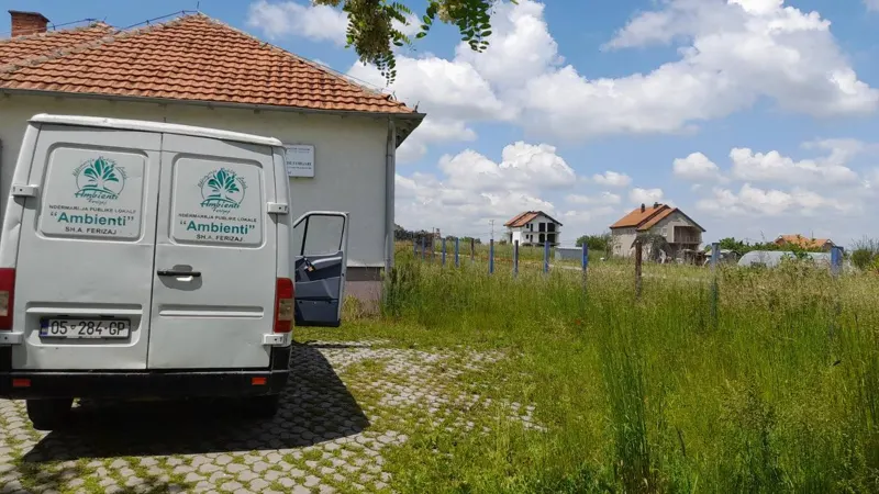Kositja e barit,pastrimi i hapësirës tek Qendra e Mjekësisë Fmiljare në Lloshkobare.