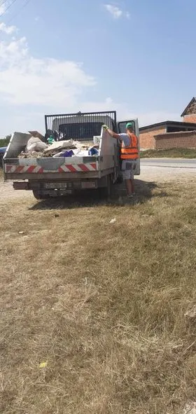 Heqja e mbeturinave dhe mirëmbajtja e hapësirave të tregjeve nga NPL "Ambienti, pas përfundimit të tregut të gjelbërt në fshatin Dardani dhe tregut për shitjen e veturave në Ferizaj.