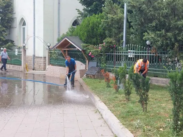 Mirëmbajtja e hapësirës së gjelbërt dhe pastrimi i pllakave me ujë para hyrjes te "Xhamia e Madhe". 🍀