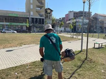 Mirëmbajtja e hapësirës së gjelbërt,kositja dhe pastrimi i barit tek parku dhe rrethrrotullimi në rrugën "Uran Tinova",dhe në pjesët tjera të gjelbërta.🍀