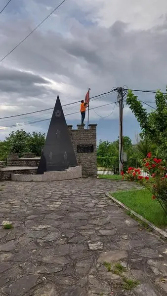 Vendosja e flamurit të ri tek Lapidari i Dëshmorëve"Naim Sh. Beka","Ahmet H. Hoxha", "Qamil M. Osmani" dhe Pllaka e Martirëve . 🇦🇱