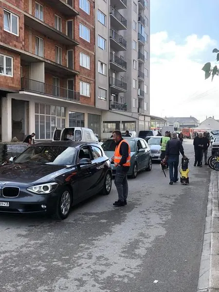 Menagjimi i inkasimit nga punëtorët e ndërmarrjes publike "Ambienti"në tregun e Makinave.