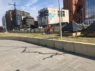 Ujitja e drunjëve dekorativ ,mirëmbajtja e hapësirave të gjelbërta tek mbikalimi në sheshin "Ramadan Rexhepi". 🍀🌳💦