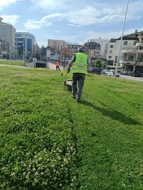 Kositja e barit, pastrimi i hapësirave gjelbëruese te parku dhe rrethrrotullimi në rr. "Ramadan Rexhepi". 🌳