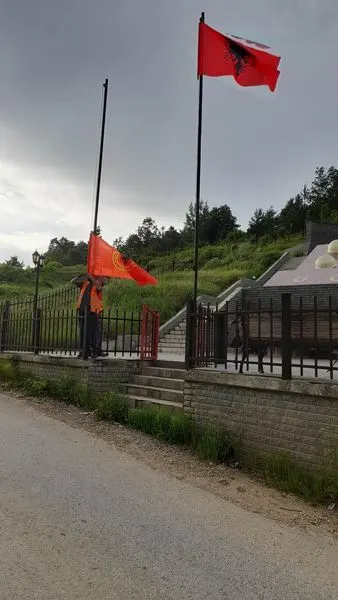 Vendosja e flamujve të rinjë tek "Memoriali i Dëshmorëve dhe Martirëve". 🇦🇱