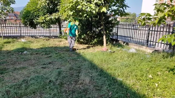 Punonjësit e hapësirave gjelbruese të NPL "Ambienti", gjatë ditës ishin në aksion të kositjes së barit dhe pastrimit të oborrit nga mbeturinat e ndryshme tek Qendra për Aftësim Profesional në Ferizaj🧹🏣.
