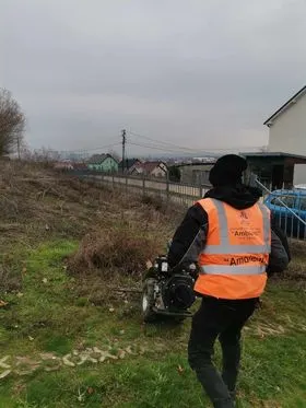 Pastrimi i hapësirave të gjelbërta tek Shkolla e Mesme e Ulët "Afrim Abazi"në lagjen Sherret ,Ferizaj.