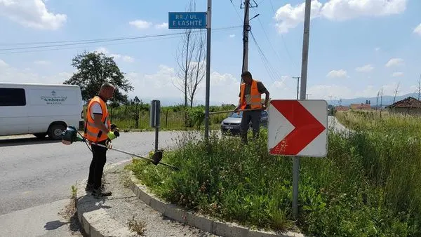 Mirëmbajtja e hapësirës së gjelbërt,kositja dhe pastrimi i barit tek rrethi dhe Lapidari "Dëshmorët dhe Martirët" në fshatin Gaqkë. 🍀