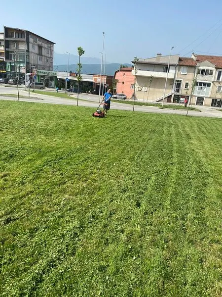 Kositja e barit ,mirëmbajtja e parkut dhe hapësirave gjelbëruese në rr. "Uran Tinova". 🍀
