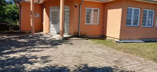 Kositja e barit dhe pastrimi i ambientit tek Zyra e Vendit në fshatin Zaskok.
