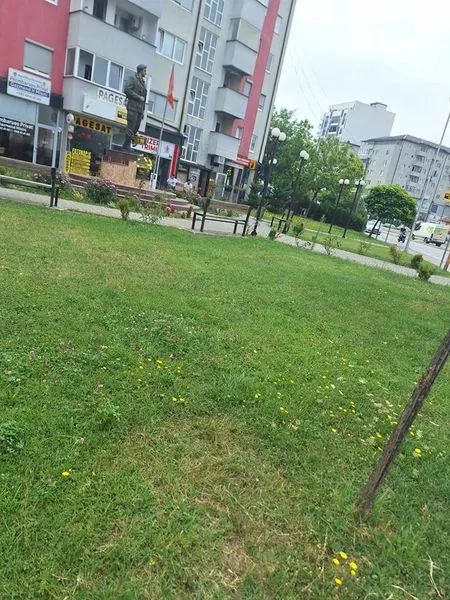 Mirëmbajtja e hapësirës së gjelbërt,pastrimi i mbeturinave tek parku i Lapidarit "Ahmet Kaçiku",nga punëtorë e përkushtuar të ndërmarrjes publike "Ambienti".