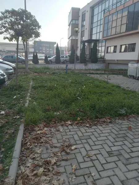 🌿🚜 Kositja e barit dhe pastrimi i ambientit tek Gjykata dhe Prokuroria Themelore në Ferizaj