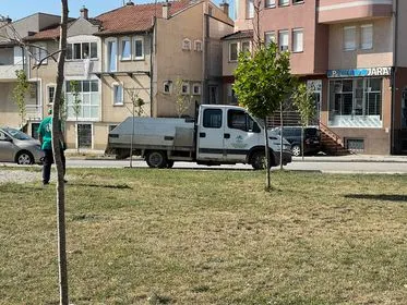 Mirëmbajtja e hapësirës së gjelbërt,kositja dhe pastrimi i barit tek parku dhe rrethrrotullimi në rrugën "Uran Tinova",dhe në pjesët tjera të gjelbërta.🍀