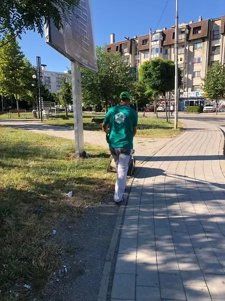 Mirëmbajtja e hapësirave të gjelbërta , kositja dhe pastrimi i barit tek sheshi "Ismail Kadare" . 🍀