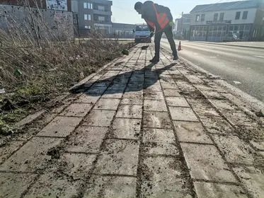 🦺Punonjësit e NPL "Ambienti" janë kujdesur për lirimin e trotuarit nga barishtet dhe mbetjeve tjera në rrugën"Enver Topalli ".