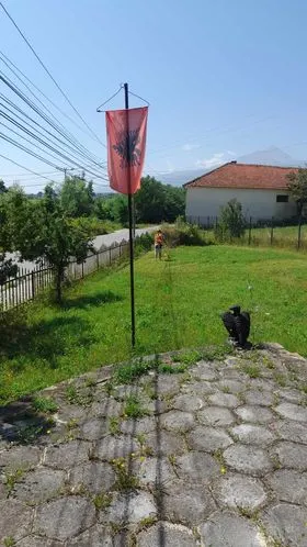 Mirëmbajtja e hapësirës së gjelbërt,kositja dhe pastrimi i barit tek  Lapidari "Dëshmorët dhe Martirët" në fshatin Gaqkë. 🍀
