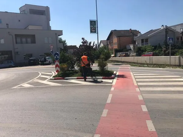 Mirëmbajtja e hapësirës së gjelbërt,kositja dhe pastrimi i  barit tek rrethrrotullimi dhe pjesët tjera të gjelbërta, afër nënkalimit të këmbësorëve në rrugën "Bajram dhe Gursel Sylejmani".