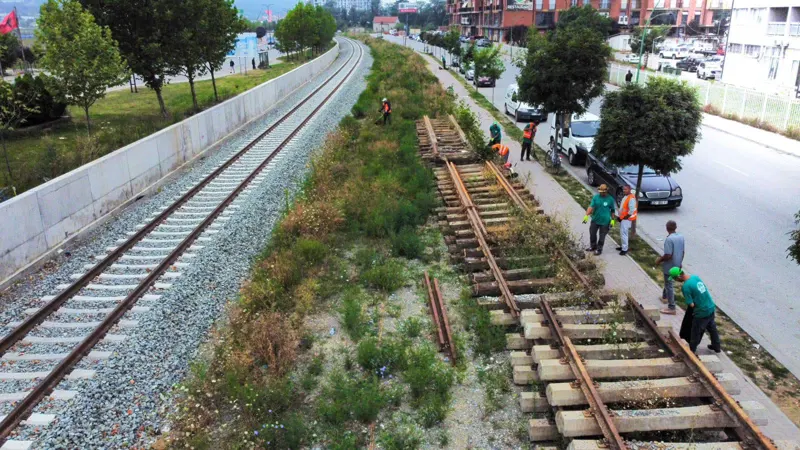 Momente nga angazhimi i kolegëve të Hapësirave të Gjelbërta të NPL "Ambienti" Ferizaj, të cilët për dy ditë me radhë ishin në aksion për pastrimin e pjesës së hekurudhës 🛤🚧.
