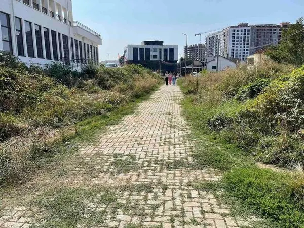 Tani qytetarët, përsoneli mësimor dhe nxënësit e kanë më të lehtë qasjen në rrugën alternative për tek Gjimnazi “Kuvendi i Arbërit”, dhe Shkollën Profesionale “Zenel Hajdini”. Këto janë pamjet pas intervenimit të NPL "Ambienti".