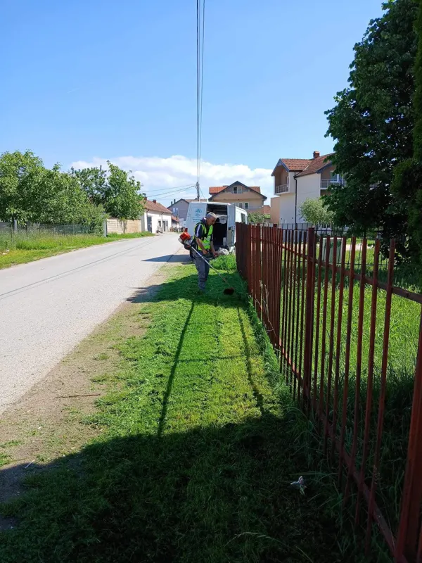 🧤Sot gjatë punës në teren në Lapidarët e Dëshmorëve, Parku tek Shkolla, si dhe Qendra e Mjekësisë Familjare në fshatin Pleshinë.