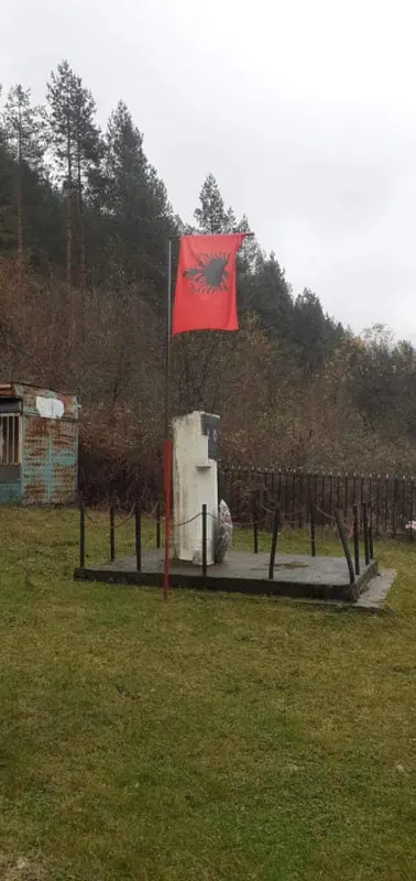 Lavdi jetës dhe veprës së Dëshmorëve të Kombit.