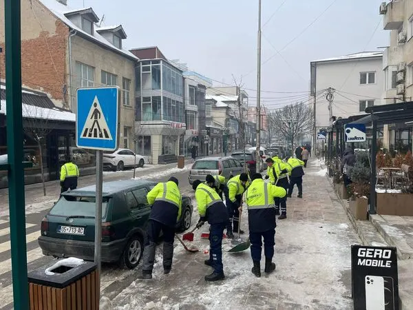 Pastrimi i trotuareve nga punëtorët e NPL"Ambienti"Ferizaj.