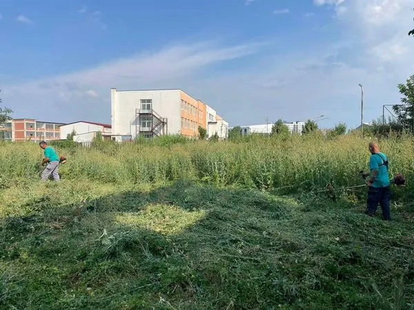 Shtepia e komunitetit per personat me aftesi te kufizuara mendore dhe Shkolla,fusha e sporit ne Lloshkobare.