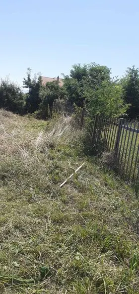 Kositja dhe pastrimi i barit,mirëmbajtja e hapësirës së gjelbërt, tek "Zyra e Gjendjes Civile " në fshatin Zaskok. 🍀