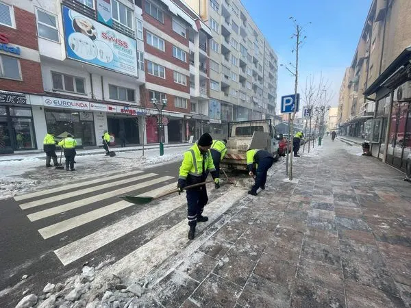 Pastrimi i trotuareve nga punëtorët e NPL"Ambienti"Ferizaj.