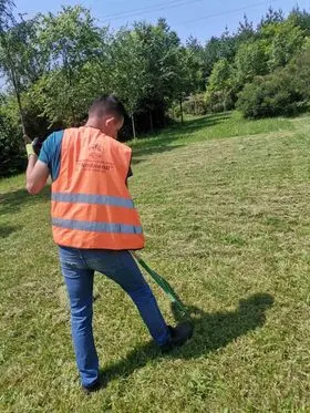 Mirëmbajtja e hapësirës së gjelbërt, kositja dhe pastrimi i barit tek "Varrezat e Dëshmorëve" në rrugën "Brahim Ademi". 🍀