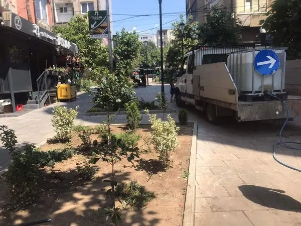 Ujitja e hapësirave gjelbëruese dhe drunjëve dekorativ në Sheshin "Dëshmorët e Kombit", tek Sheshi "Hyrë Emini" dhe "Tony Blair".