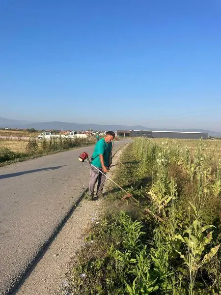 Punë e përkushtuar në kositjen e barit rreth rrugës ne fashatin Cërnillë