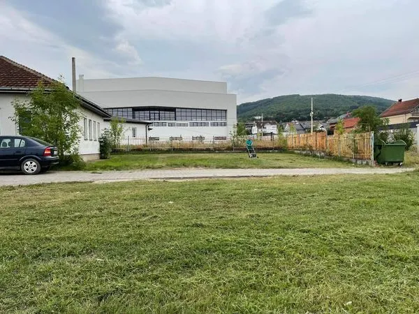 👷🏻‍♂️Punonjësit e hapësirave gjelbruese të NPL "Ambienti", ishin të angazhuar në mirëmbajtjen e hapësirave gjelbruese, kositjen barit dhe pastrimin e kubëzave tek Qendra e Mjekësisë Familjare në Greme.🦺🧹♻️
