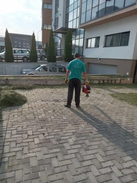 🌿🚜 Kositja e barit dhe pastrimi i ambientit tek Gjykata dhe Prokuroria Themelore në Ferizaj
