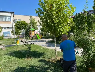 Mirëmbajtja e hapësirës së gjelbërt,kositja dhe pastrimi i barit tek parku dhe rrethrrotullimi në rrugën "Uran Tinova",dhe në pjesët tjera të gjelbërta.🍀