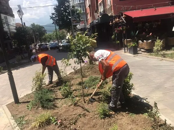 Vijon çdo ditë angazhimi ynë për mirëmbajtjen dhe pastrimin e qytetit♻️.