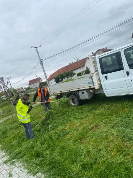 Mirëmbajtja e hapësirave të gjelbërta nga👷🏻‍♂️punonjësit e NPL "Ambienti" në fshatin Koshare.