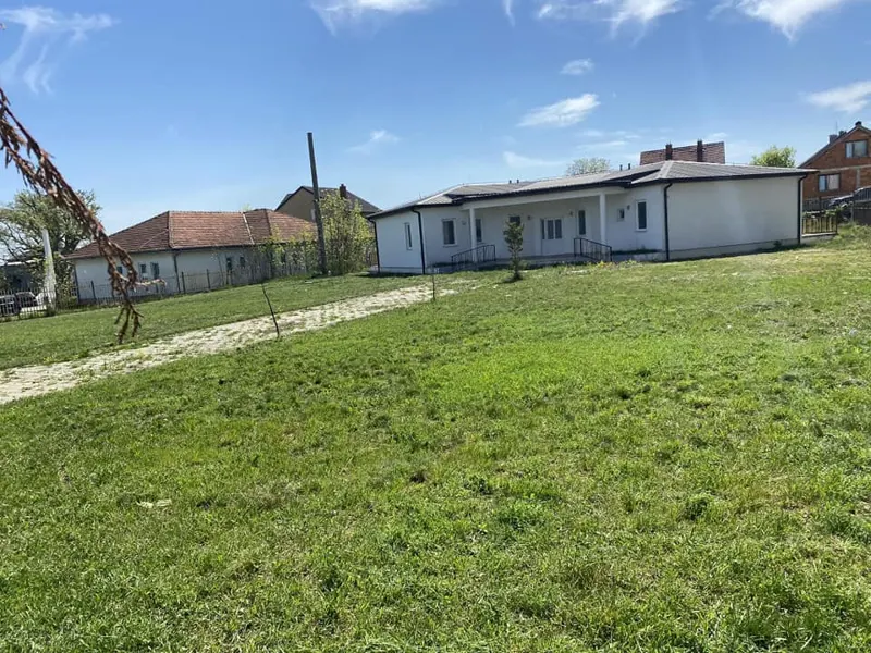 Obelisku "Maja e Lirisë",AMF dhe Kopshti i Fëmijëve 🛝🎠në fshatin Greme.