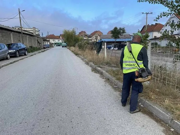 Punonjësit e NPL "Ambienti" kanë përfunduar aksionin për lirimin e trotuarit nga barishtet gjëmbore dhe barishteve tjera, përskaj Ndërmarrjeve Publike "Pastërtia" dhe  "Bifurkacioni".