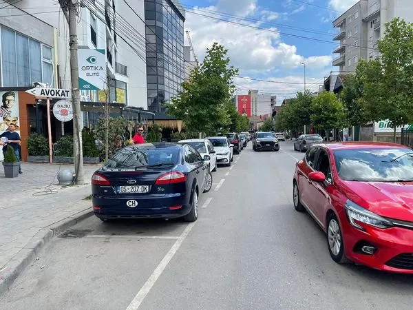Punëtorët e ndërmarrjes publike lokale "Ambienti"gjatë punës së inkasimit të parkingut në rrugën "Dëshmorët e Kombit".