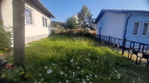 Punonjësit e hapësirave gjelbruese të NPL "Ambienti" Ferizaj sot ka bërë mirëmbajtjen e hapësirës gjelbruse, kositjen e barit dhe rregullimin e murit dekorues tek Zyra e Gjendjes Civile dhe Ambulantën e Mjekësisë Familjare në Fshatin Gaqkë.