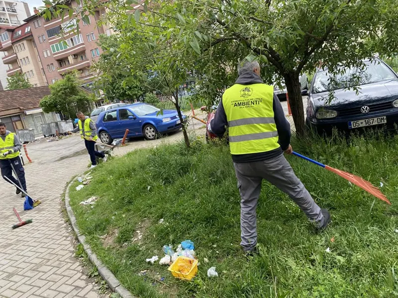 🏙Banesat kolektive në rrugën Dëshmorët e Kombit dhe në parkun tek banesat kolektive në rrugën Vëllezërit Gërvalla.