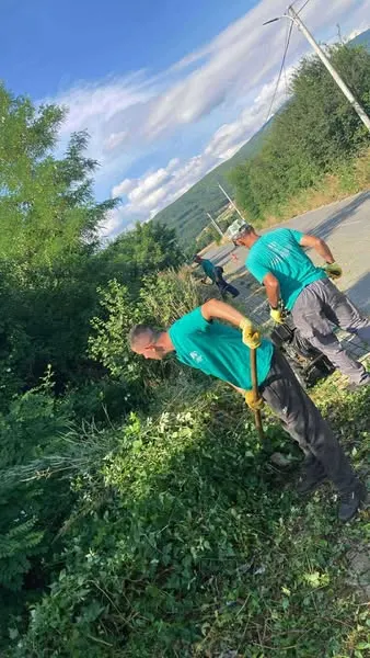 🌿 Lirimi i trotuareve nga barishtet – për siguri dhe qarkullim të lehtë!