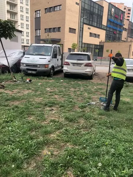 Edhe pse ditët janë ftohur dhe shiu nuk ndalet, punëtorët tanë të përkushtuar të NPL "Ambienti" Sh.A vazhdojnë me plot zell misionin e tyre për një mjedis më të pastër dhe më të bukur për të gjithë!