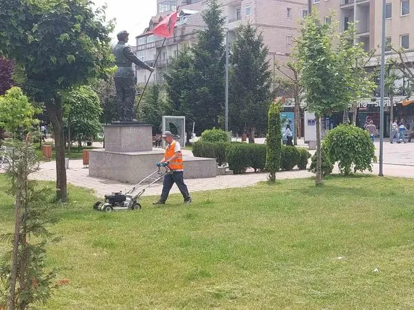 Kositja e barit,pastrimi i hapësirës së gjelbërt tek Lapidari "Hyrë Emini". 🍀