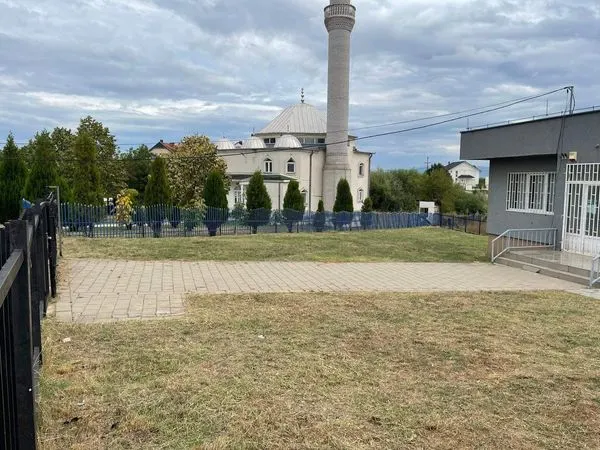 Punonjësit e hapësirave gjelbruese të NPL "Ambienti", sot ishin të angazhuar edhe në mirëmbajtjen e hapësirave gjelbruese, kositjen barit dhe pastrimin e kubëzave tek Qendra e Mjekësisë Familjare dhe Biblioteka "Sadik Tafarshiku", në Dardani.