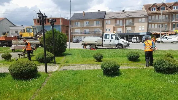 Pastrimi i parkut dhe kositja e barit tek Lapidari "Driton Islami". 🍀